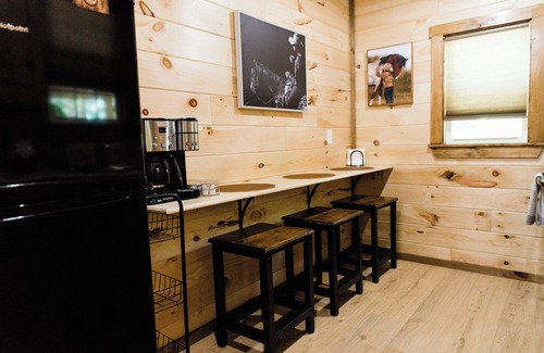 Salt Lick Cabina | Cozy & peaceful 2-bedroom cabin in charming Salt Lick.