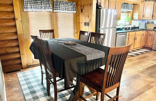 Stony Ridge Cabina | Cozy Perrysburg Cabins - Modern 2 Bedroom with Large Loft & Sleep#Bed!