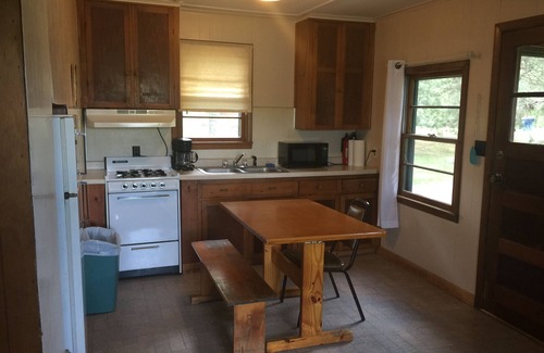 Danbury Cabina | Acogedora Cabaña de Pino en el Lago