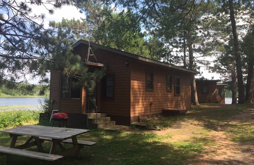 Danbury Cabina | Acogedora Cabaña de Pino en el Lago