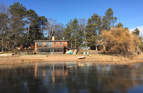 Danbury Cabina | Acogedora Cabaña de Pino en el Lago
