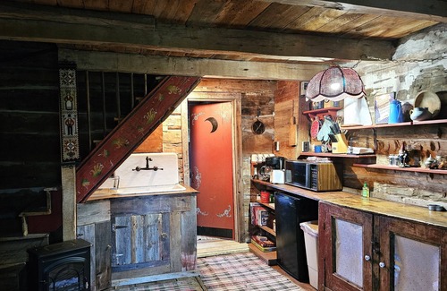 Elroy Cabina | Cozy Pioneer's Cabin on a Peaceful Family Farm