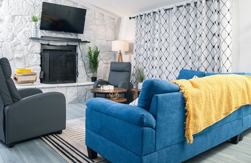 Albrightsville Cabaña | Cozy Pocono Mountain Escape w/Fire-pit, Grill & HotTub Near Water Parks