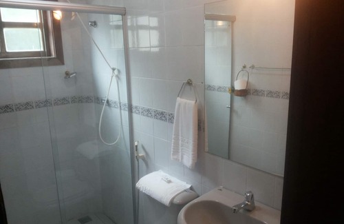 Maria Paula Casa | Aconchegante Pousada en Pendotiba - Habitación para 04 personas