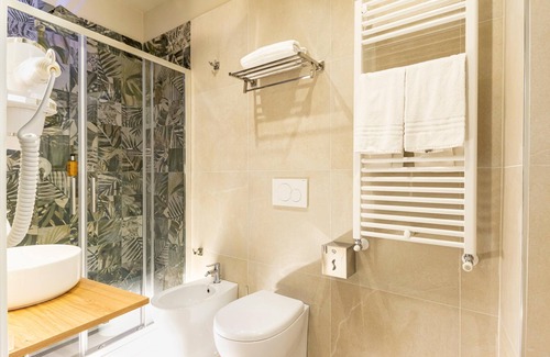 Tuscolano Apartamento | Cozy Quadruple Room in an Elegant Apartment near Colli Albani