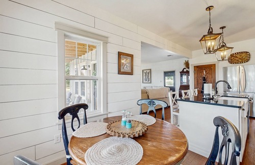 Fredericksburg Casa | Cozy ranch home w/full kitchen, living room, hot tub, pet-friendly & fireplace