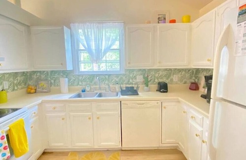 Cary Casa | Cozy Ranch House w/ Sunroom, Enjoy Autumn in NC