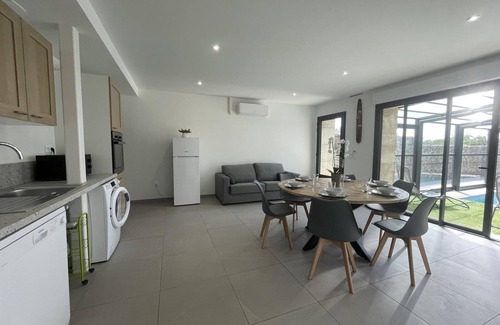 Couzon Cabaña | **Casa rural con piscina cubierta, aire acondicionado y accesible para personas con movilidad reducida**