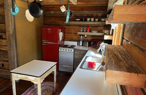 Havana Cabina | Cozy river retreat on the Illinois River with beach access!