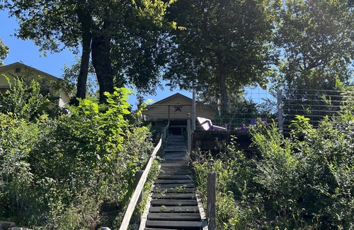 Havana Cabina | Cozy river retreat on the Illinois River with beach access!