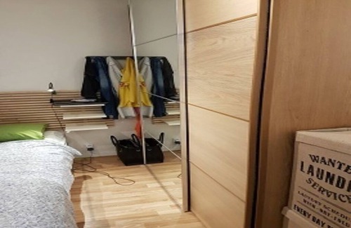 Solna Apartamento | Cozy room 3min from Stockholm. Good communication. Close to Hagaparken & shopping center.