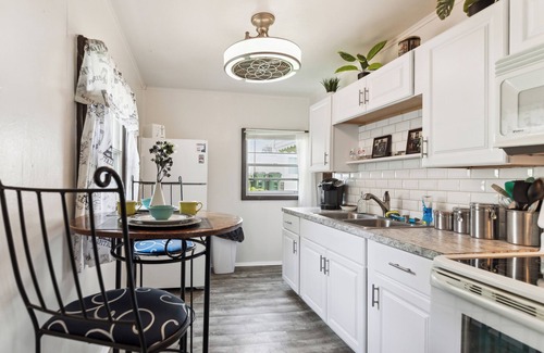 Cuyahoga Falls Casa | Cozy single level 3 bedroom home 5 beds fits 8 guests comfortably.