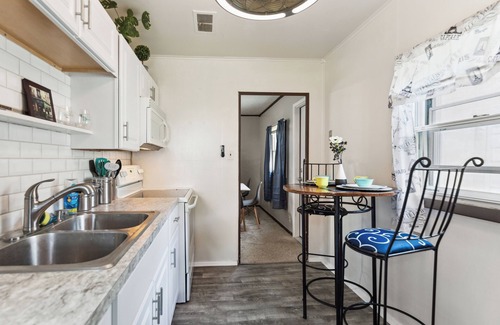 Cuyahoga Falls Casa | Cozy single level 3 bedroom home 5 beds fits 8 guests comfortably.