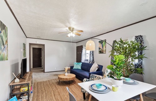 Cuyahoga Falls Casa | Cozy single level 3 bedroom home 5 beds fits 8 guests comfortably.