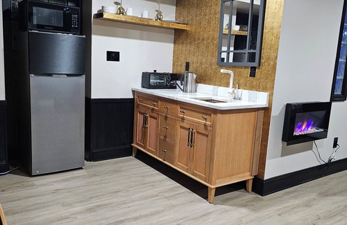 Fallston Apartamento | Cozy small studio with fireplace in fantastic Fallston on a quiet street.