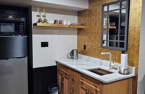 Fallston Apartamento | Cozy small studio with fireplace in fantastic Fallston on a quiet street.