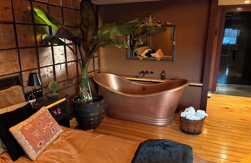 Industrial District Apartamento | Cozy spa suite in Seattle's SODO area with free WiFi