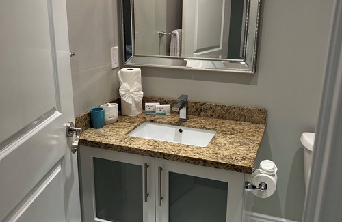 Vaughan Casa | Cozy & spacious 2 bedroom basement apartment just 16 minutes from the airport.