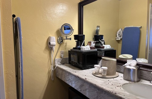 Downtown Monterey Casa | Cozy Standard Queen Room Near Beach and Across Lake!