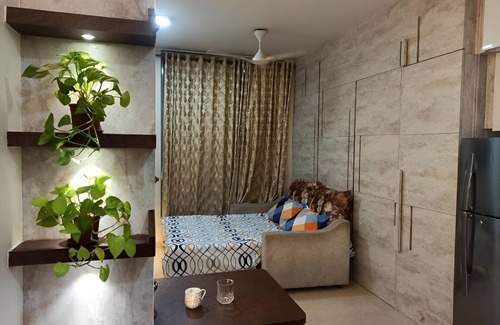 Bouvet Island Apartamento | Cozy Studio apartment in charming Thane with AC - Pickmyghar