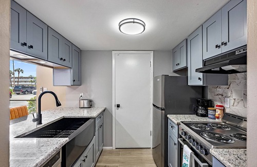 Winston Park Condominio | Cozy studio condo with pool