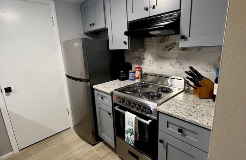 Winston Park Condominio | Cozy studio condo with pool