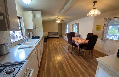 Squaw Valley Apartamento | Cozy studio in marvelous Yokuts Valley with WiFi, AC, Huge private porch