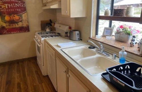 Squaw Valley Apartamento | Cozy studio in marvelous Yokuts Valley with WiFi, AC, Huge private porch