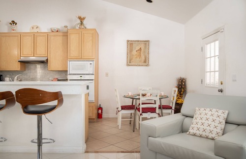 Spring Valley Casa | Cozy, Stylish High ceiling 3bd rm single story house 1790 sf for Business/Family