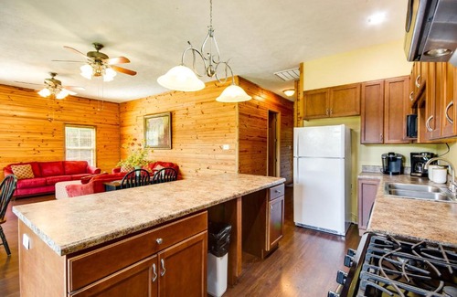 Summit Casa | Cozy Summit Cabin with Hiking Trails and Fishing Pond!