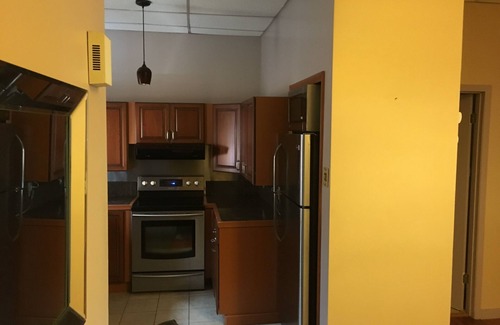 Ellenville Apartamento | Acogedor dos dormitorios, sala de estar un baño y cocina.