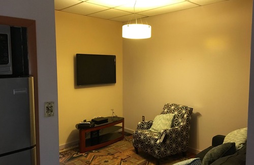 Ellenville Apartamento | Acogedor dos dormitorios, sala de estar un baño y cocina.