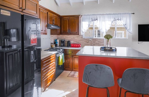Christie Apartamento | Cozy Two Bedroom Apartment Available for Rent in Holetown Area
