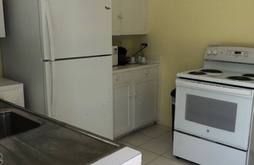 Paget Complejo | Cozy Two Bedroom Bermuda Cottage with less than 5 minute walk to the beach!