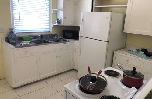 Paget Complejo | Cozy Two Bedroom Bermuda Cottage with less than 5 minute walk to the beach!
