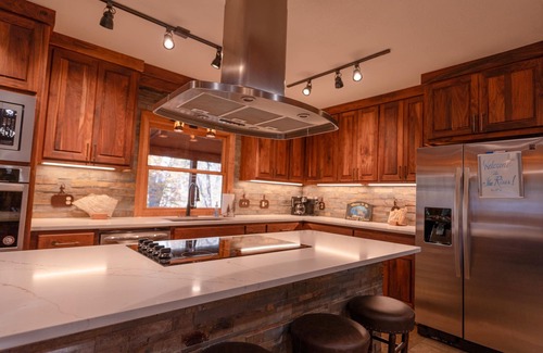 Wilburn Cabina | Cozy, upscale cabin with best view and fishing on the river!