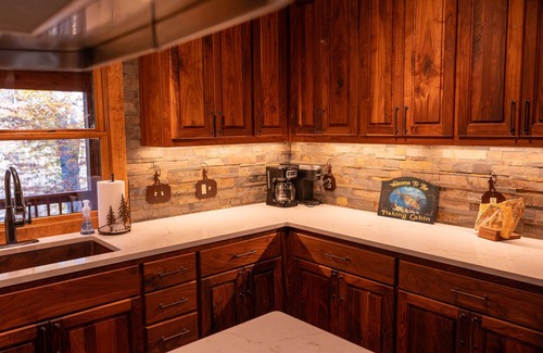 Wilburn Cabina | Cozy, upscale cabin with best view and fishing on the river!