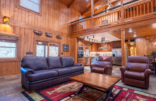 Wilburn Cabina | Cozy, upscale cabin with best view and fishing on the river!