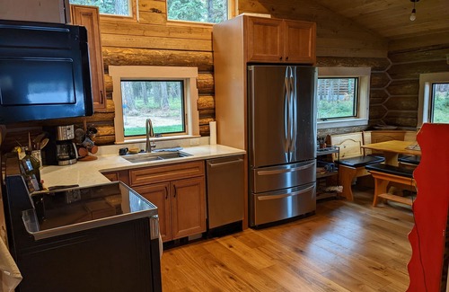 Seeley Lake Cabina | Cozy Vintage Cabin on Placid Lake, Montana - Waterfront, Sleeps 6 Adults - Wifi