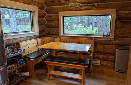 Seeley Lake Cabina | Cozy Vintage Cabin on Placid Lake, Montana - Waterfront, Sleeps 6 Adults - Wifi