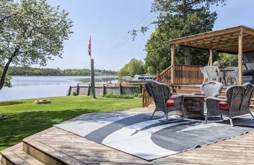 Selwyn Cabaña | COZY WATERFRONT COTTAGE ON CHEMONG LAKE, ONLY 1.5HRS FROM TORONTO