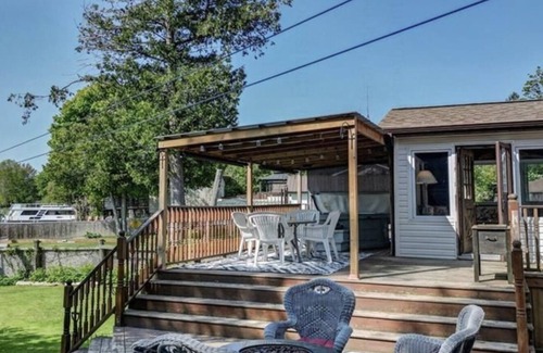 Selwyn Cabaña | COZY WATERFRONT COTTAGE ON CHEMONG LAKE, ONLY 1.5HRS FROM TORONTO