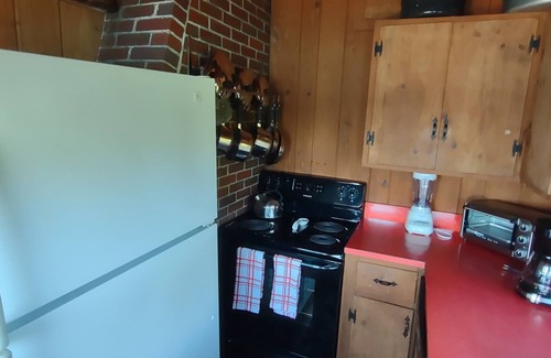 South Bristol Cabina | Cozy waterfront log cottage with huge outdoor living area.