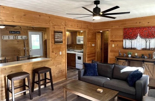 Como Casa | Cozy Woodland Cabin, pet-friendly and fenced in yard.