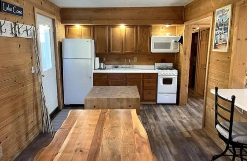 Como Casa | Cozy Woodland Cabin, pet-friendly and fenced in yard.