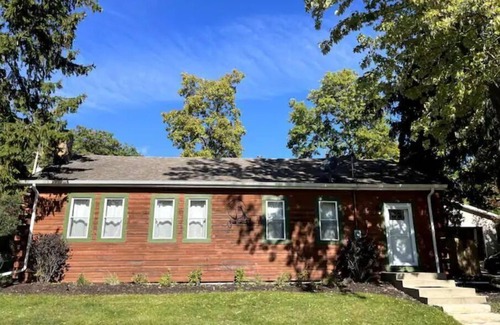 Como Casa | Cozy Woodland Cabin, pet-friendly and fenced in yard.