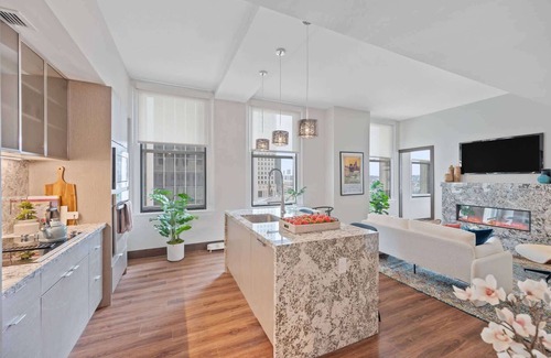 Downtown Cincinnati Apartamento | CozySuites - Sky Central