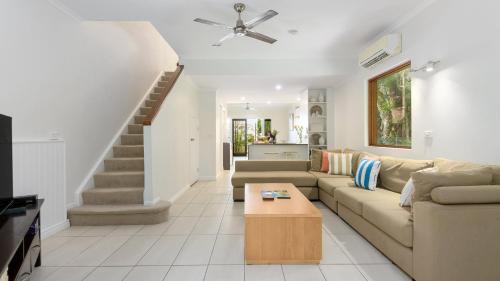 Port Douglas Casa | Craven Cottage at Full Moon Terraces - Tropical Queenslander Townhouse
