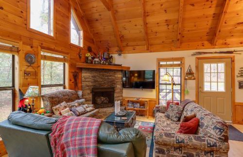 McCaysville Casa | Creek Bend Escape with Hot Tub and River Views!