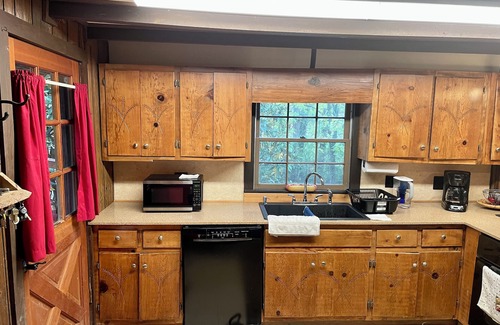 Franklin Casa | Creek Front. Charming 2-bedroom log home 10 minutes to lovely Franklin NC